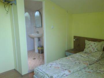 Фото номера Стандартный трехместный номер Гостевой дом Aleks Guest House г. Самоков 5